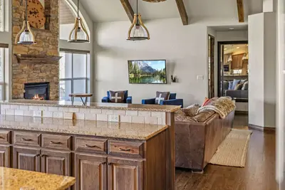 Image de Bobcat Lodge · ✔︎ Sleeps 25+⎜Movie Room⎜Garage⎜Hot Tub, Chef Kitc