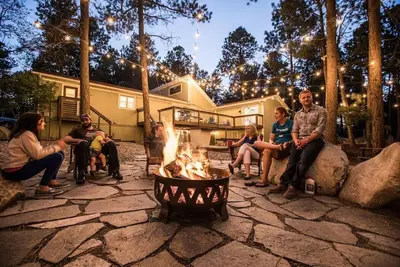 Image de The Family Forest · ★3 Acres Of Forest★Lighted Yard★Chef Kitchen★