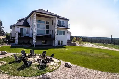 Image de Camelot · ✔︎Rockies Views ✔︎Sleeps 34 Big Groups ✔︎ Fully