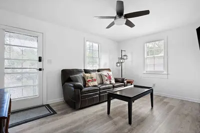 Image de Completely Refinished Home Fresh 2 bedroom 5 miles from downtown and the beach