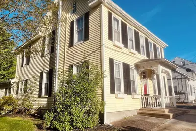 Image de Entire Historic Home with so much space! Huge family room & playroom for kids!
