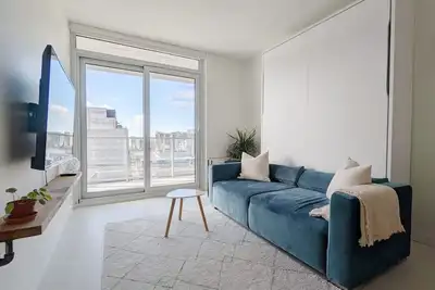 Image de Bright Minimalist Home with Parking Located in the Heart of Vancouver