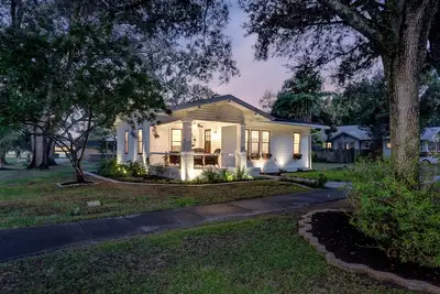 Image de Historic Craftsman Bungalow