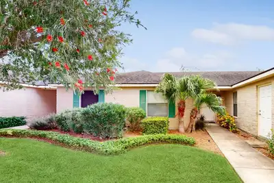 Image de Dog-friendly, golf course view home with WiFi, Ac, patio, pool, tennis, & gym