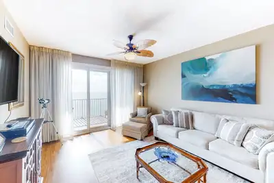 Image de Gulf-front condo with balcony, pool, hot tub, fast WiFi & Ac - near shops
