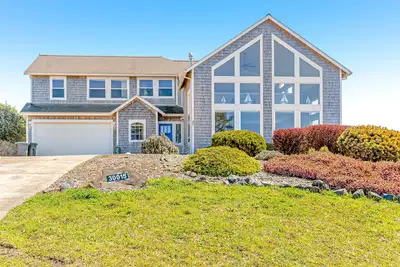 Image de Ocean & Mountain View Home with Private Hot Tub, Pool Table, Deck, Fast WiFi