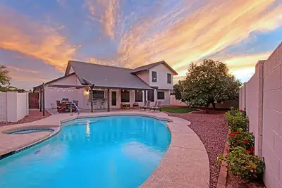 Image de Newly Renovated Ranch Home with Sparking Pool and Spacious Patio
