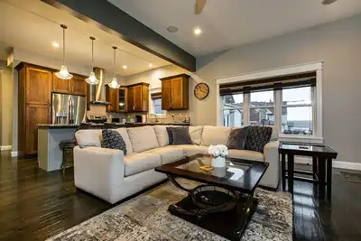 Image de Modern townhome with river views in historic Dubuque!