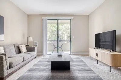 Image de Sleek San Mateo 2br w/ Pool & Gym, easy highway access, by Blueground