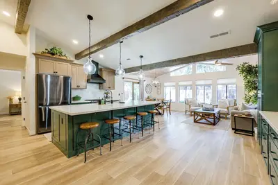 Image de Stylish Flagstaff Hideaway w/ Hot Tub & Fire Pit!