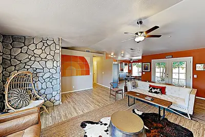Image de 🏜️Rawhide Ranch - Walk to Pappy and Harriet's with Hot Tub! 🏜️