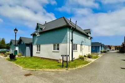 Image de Stunning Coastal Cottage - Sleeping 8 in 3 Bedrooms - Pool and Beach Access Included.