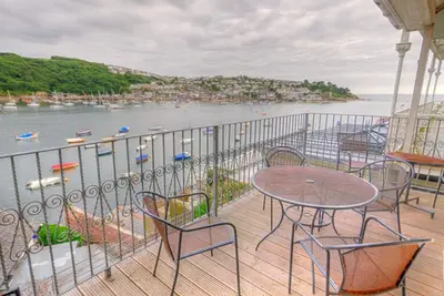 Image de Substantial 4 bed townhouse with stunning estuary and sea views