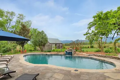Image de Farmhouse getaway for family vacations and friend retreats - heated pool, amazing views, close to wineries\/breweries