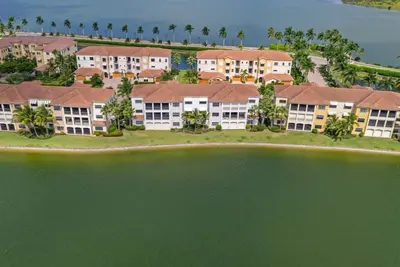 Image de One-of-a-kind first floor waterfront condo
