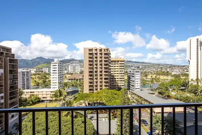 Image de 1bmv4 Aston at the Waikiki Banyan: Deluxe 1 Br w/Kitchen & Mountain views