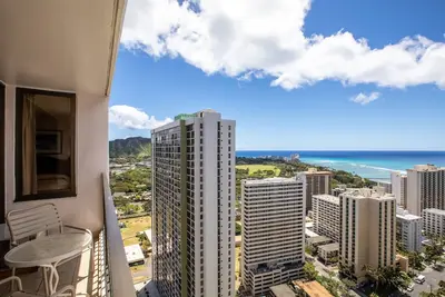 Image de 1bov1 Aston at the Waikiki Banyan: Deluxe 1 Br w/Kitchen & Ocean Views