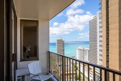 Image de 1bpo2  Aston at the Waikiki Banyan: 1 Br w/Kitchen & Partial Ocean Views