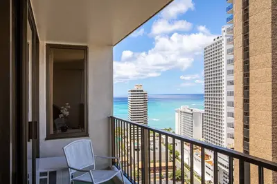 Image de 1bpo4 Aston at the Waikiki Banyan: 1 Br w/Kitchen & Partial Ocean Views