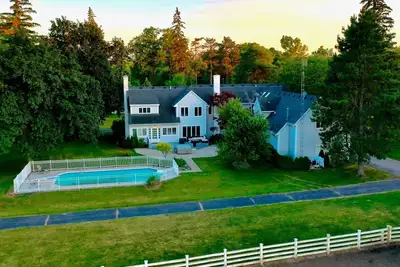 Image de Bright and spacious farm house retreat.