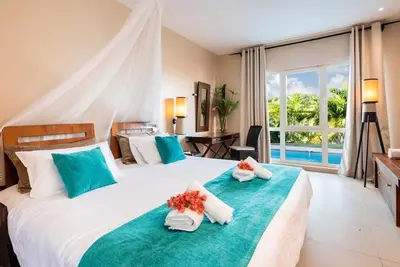 Image de East Keys Suite 129 Idyllic : piscine privée, vue mer, plage