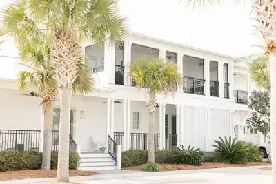 Image de Beautiful White 4bd/4. 5ba Beach House in Seacrest W/ Huge Pool And Free Tram!