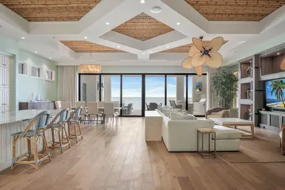 Image de Luxurious Beach front Home with Breathtaking Views \n