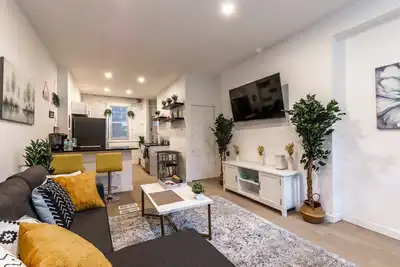 Image de ❤️Cozy Townhome on Carey with Private Deck Space ❤️