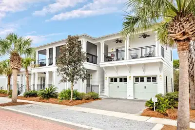 Image de Beautiful Carriage House in Seacrest, Sleeps 4! Huge Pool & Free Tram Service!