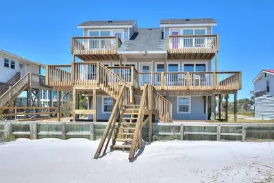 Image de 1 Pura Vida, Oceanfront Home, 4 Bdrm/ 2 Bath, Sleeps 12