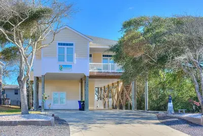 Image de 3br/2ba Home - Close to Beach, Shops, Dining, Sleeps 11