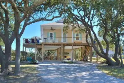 Image de 302 37th Place E-Private, Dock on Canal w/Kayaks-3 Br/2 Ba Home-Sleeps 8