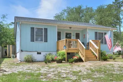 Image de 3br/2ba Home, Charming w/ Waterway Views, Close to Beach, Sleeps 10