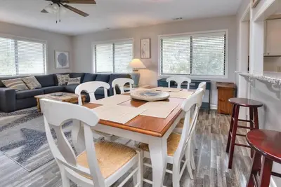 Image de 3br/2ba Condo - Walk to Beach, Golf, Restaurant, Ocean Views Sleeps 8