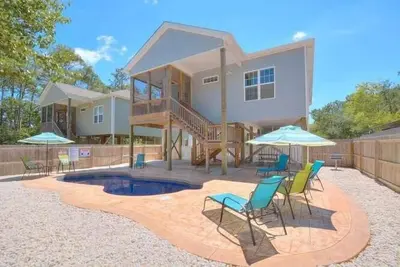 Image de 3br/2ba Home -Pool and Hot Tub, 2 Minute Drive to Beach, Sleeps 8