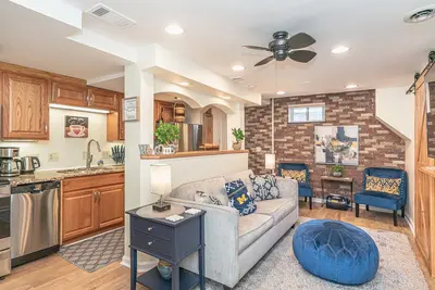 Image de Downtown Delight! Cozy, 1 Bedroom garden apartment