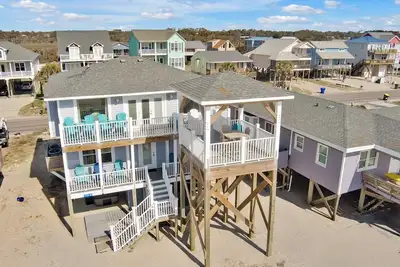 Image de 4br/3ba Home - Oceanfront, High-rise Gazebo, Ocean Views, Hot Tub, Sleeps 12