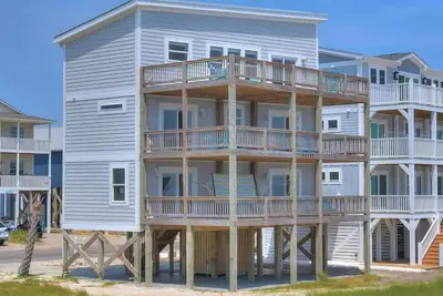 Image de Beautiful, Oceanfront, 5br/3. 5ba Home-Walk to Stores&Food-Pets-Sleeps11