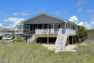 Image de Oceanfront, 3br/2ba Home -Walking Distance to Pier & Restaurant-Sleeps 8