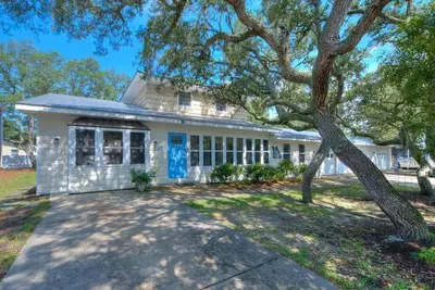 Image de 4 Baths for 4 Bedrooms & 2 Enclosed, Private Porches to Enjoy Bug Free-Sleeps10