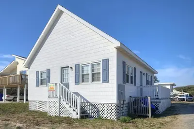 Image de Beautiful, Ocean Views from this 3 Br/1 Bath - 2nd Row Home-Sleeps 7