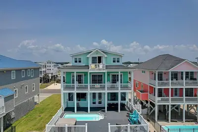 Image de Renovated Beachfront Home! | Sleeps 22 | Pool and Hot Tub with Beach Views 