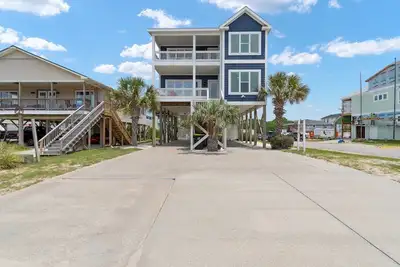 Image de 5br/3. 5ba - Renovated, Pool, Beach Access Across the Street, Sleeps12