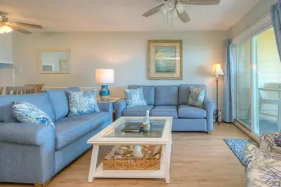 Image de 3 Ba/2 Ba Caswell Beach Oceanfront Condo w/ Pool-Sleeps 6