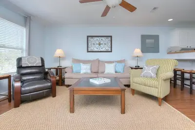 Image de 3 Br/2. 5 Ba Condo - Ocean View, Pool, Elevator, Walk to Beach, Dog Friendly, Sleeps 9
