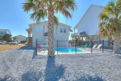 Image de Beautiful-Remodeled 5 Br/5 Ba-Beach Access Across the Street-Pool-Sleeps 10
