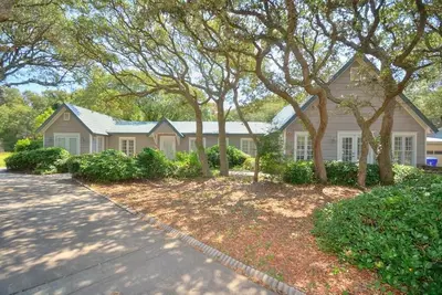 Image de Beautiful & Spacious Home with 3 Br/4 Ba-Less than 2 Min Walk to Beach-Sleeps 6