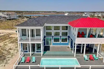 Image de Stunning Beachfront Estate! | Private Pool and Exclusive Beach Access