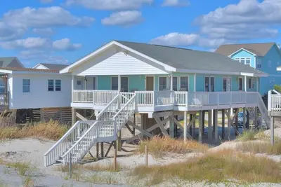 Image de 3br/2ba - Ocean Front, Dog Friendly, Beach Steps Away, Sleeps 8