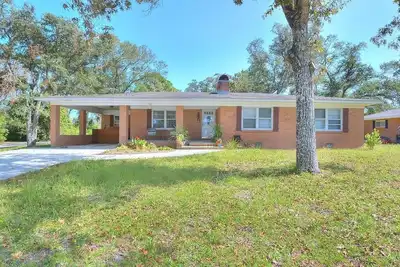 Image de Beautiful & Charming 3br/2ba Home Located Close to the Beach